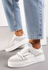 Renee - Białe Sneakersy na Platformie z Ozdobnymi Sznurówkami Aqara. Kolor: biały. Obcas: na platformie
