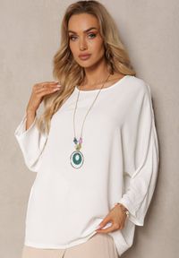Renee - Biała Bluzka o Fasonie Nietoperza z Naszyjnikiem Kenola. Kolor: biały. Styl: elegancki