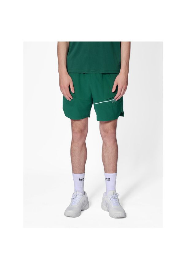 Krótki Hummel hmlCOURT. Kolor: zielony. Długość: krótkie. Sport: piłka nożna