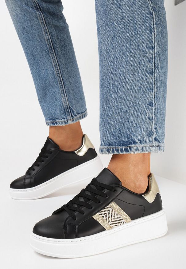 Born2be - Czarne Sneakersy na Grubej Podeszwie z Ozdobną Taśmą z Brokatem i Metaliczną Wstawką Pirnessa. Kolor: czarny