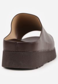 Born2be - Brązowe Minimalistyczne Klapki na Grubej Podeszwie z Szerokim Paskiem Aciane. Okazja: na co dzień. Kolor: brązowy. Materiał: satyna. Wzór: haft. Styl: casual #7