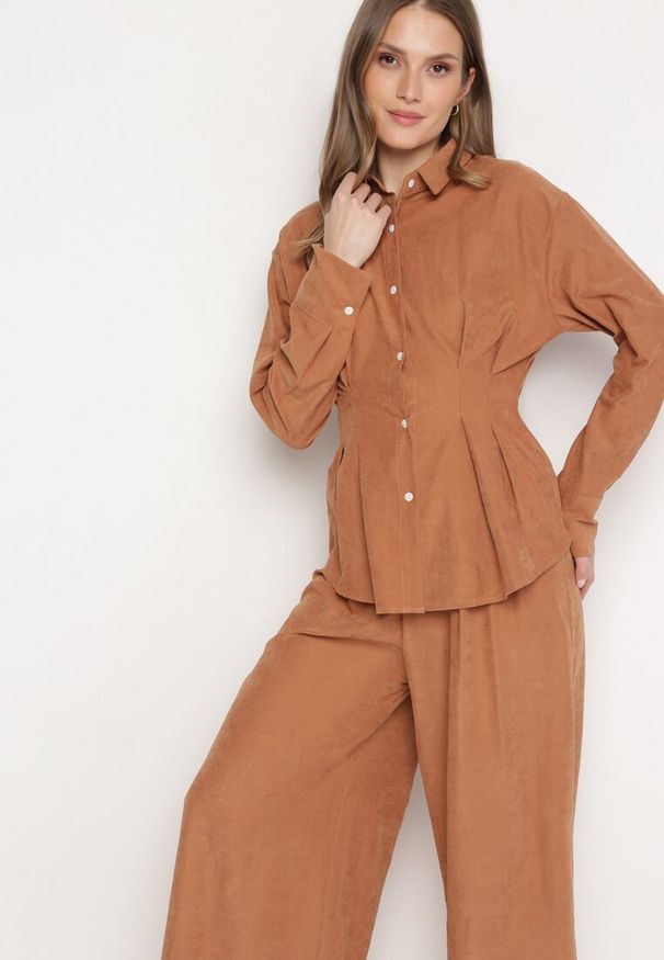Born2be - Brązowy Komplet Koszula z Guzikami Wiązana w Talii i Szerokie Spodnie Coralias. Kolor: brązowy. Materiał: materiał, bawełna