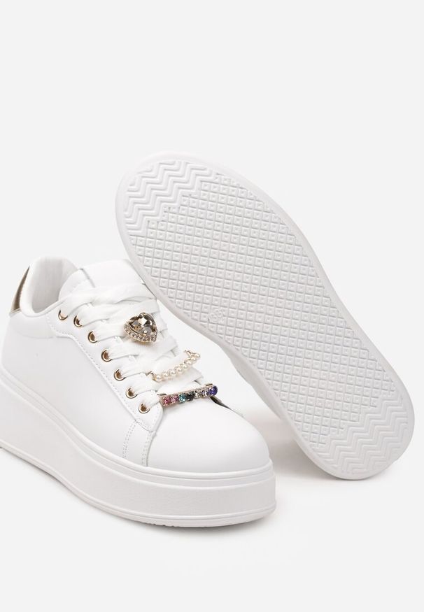 Renee - Białe Sneakersy na Platformie z Zawieszkami na Sznurówkach Ellamas. Okazja: na co dzień. Kolor: biały. Materiał: jeans. Wzór: aplikacja. Obcas: na platformie. Sport: turystyka piesza