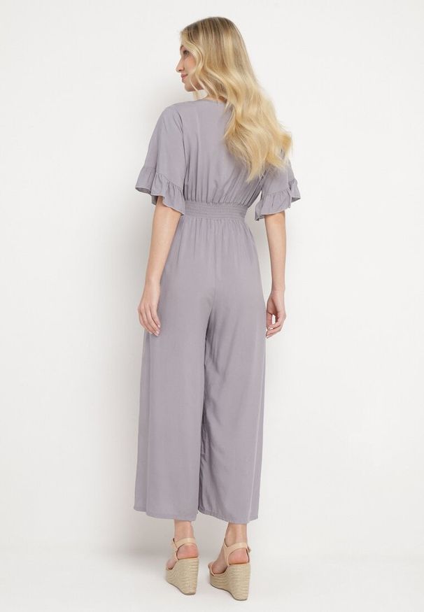 Born2be - Szary Bawełniany Kombinezon z Cienkimi Gumkami w Pasie z Kopertowym Dekoltem i Falbanką Tesanell. Kolor: szary. Materiał: bawełna. Długość rękawa: krótki rękaw. Długość: krótkie. Sezon: wiosna. Styl: elegancki