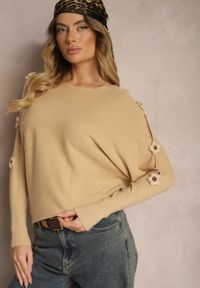 Renee - Ciemnobeżowy Sweter z Wiskozą Ozdobiony Wycięciami na Rękawach Evathia. Okazja: na co dzień. Kolor: beżowy. Materiał: wiskoza. Wzór: aplikacja. Styl: wizytowy, elegancki, casual