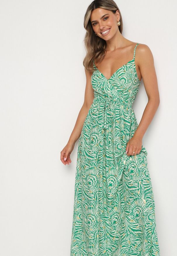 Born2be - Zielona Sukienka Bawełniana na Regulowanych Ramiączkach Risamasi. Okazja: na co dzień. Typ kołnierza: dekolt w kształcie V. Kolor: zielony. Materiał: bawełna. Długość rękawa: na ramiączkach. Sezon: lato. Styl: casual, klasyczny