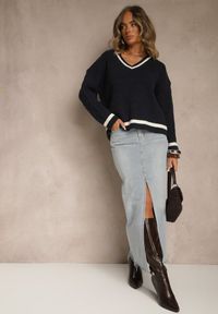Renee - Granatowy Sweter w Stylu Preppy z Dodatkiem Kaszmiru i Warkoczowym Splotem Belmire. Okazja: na co dzień. Typ kołnierza: dekolt w serek. Kolor: niebieski. Materiał: kaszmir. Wzór: ze splotem. Styl: casual, klasyczny