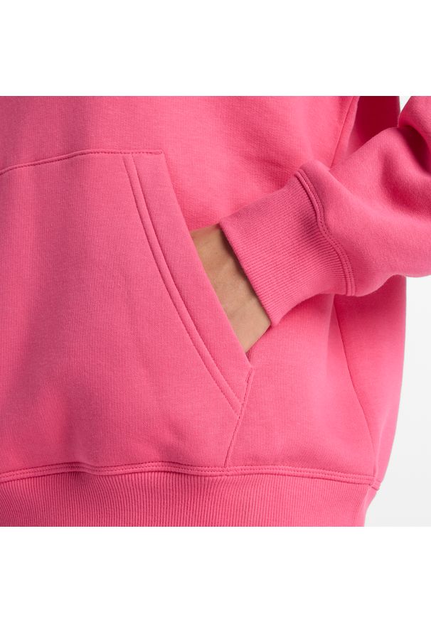 Bluza damska New Balance WT43524DAB – różowa. Okazja: na co dzień. Kolor: różowy. Materiał: bawełna, dresówka, poliester, prążkowany. Styl: casual, klasyczny