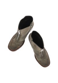 Zielone Botki Karino Damskie Modne Obuwie Jesienne. Zapięcie: zamek. Kolor: zielony. Materiał: jeans, welur, skóra. Sezon: jesień. Obcas: na obcasie. Styl: klasyczny, elegancki. Wysokość obcasa: średni