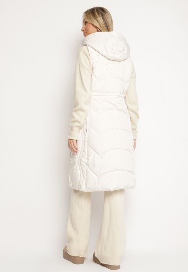 Born2be - Jasnobeżowa Pikowana Kamizelka z Odpinanym Kapturem Ściągana w Pasie Asintea. Kolor: beżowy. Materiał: jeans, tkanina. Styl: elegancki