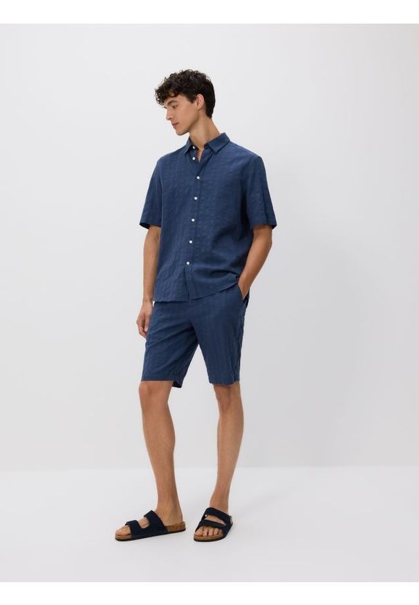 Reserved - Szorty regular z dodatkiem lnu - granatowy. Kolor: niebieski. Materiał: len