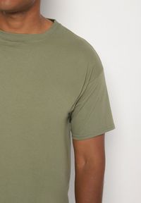 Born2be - Ciemnozielona Bawełniana Koszulka T-shirt w Stylu Basic Malorisa. Okazja: na co dzień. Kolor: brązowy. Materiał: bawełna. Styl: klasyczny, casual, elegancki