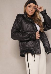 Renee - Czarna Pikowana Kurtka z Kieszeniami i Odpinanym Kapturem Eranela. Okazja: na co dzień. Kolor: czarny. Materiał: jeans. Styl: elegancki, casual #4
