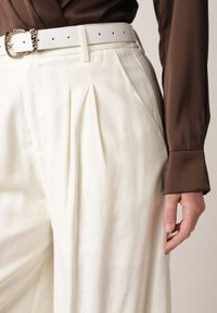 Born2be - Białe Szerokie Spodnie Wiskozowe w Garniturowym Stylu z Paskiem Qera. Okazja: na co dzień. Kolor: biały. Materiał: wiskoza. Styl: casual, elegancki, klasyczny #3