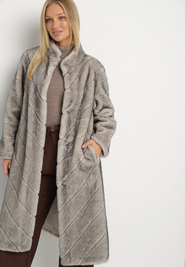 Born2be - Beżowy Długi Płaszcz Futerko z Ozdobnymi Przeszyciami i Stójką Zenima. Okazja: na co dzień. Typ kołnierza: kołnierzyk stójkowy. Kolor: beżowy. Materiał: futro. Długość: długie. Styl: elegancki, casual, klasyczny