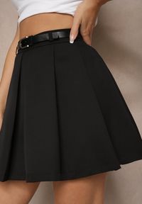 Renee - Czarna Spódnica o Rozkloszowanym Kroju z Paskiem i Podszewką Typu Szorty Serivenna. Okazja: na co dzień. Kolor: czarny. Styl: elegancki, casual