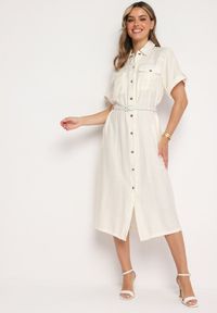 Born2be - Biała Wiskozowa Sukienka o Koszulowym Kroju z Paskiem Nelavyn. Okazja: do pracy, na co dzień. Kolor: biały. Materiał: wiskoza. Długość rękawa: krótki rękaw. Typ sukienki: koszulowe. Styl: elegancki, casual #6