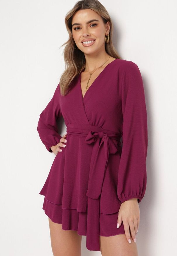 Born2be - Fioletowa Kopertowa Sukienka Kombinezon Mini z Falbanką Bomina. Typ kołnierza: kołnierz z falbankami. Kolor: fioletowy. Materiał: materiał. Typ sukienki: kopertowe. Długość: mini