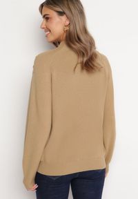 Born2be - Beżowy Sweter Dzianinowy z Długim Rękawem i Guzikami Omes. Kolor: beżowy. Materiał: dzianina. Długość rękawa: długi rękaw. Długość: długie #6
