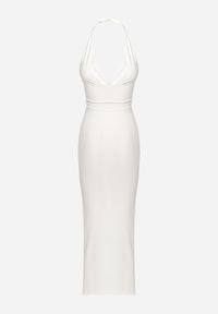 Born2be - Biała Sukienka o Dopasowanym Kroju z Marszczeniem i Okrągłą Klamrą Lethara. Kolor: biały. Styl: elegancki #6