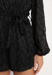 Born2be - Czarny Kombinezon o Kopertowym Kroju Zdobiony Błyszczącą Nitką i Wiązany w Pasie Venvina. Okazja: na co dzień. Kolor: czarny. Materiał: skóra. Wzór: aplikacja. Styl: casual, elegancki #5