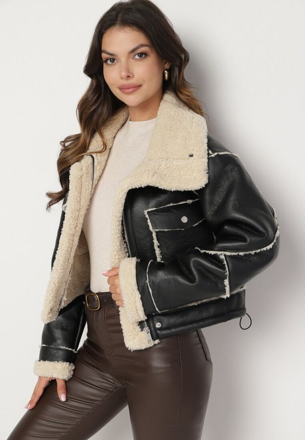 Born2be - Czarna Krótka Kurtka Biker z Szerokim Kołnierzem i Kieszeniami na Napy Naorielle. Okazja: na co dzień. Kolor: czarny. Materiał: jeans, futro. Długość: krótkie. Wzór: aplikacja. Styl: wizytowy, casual