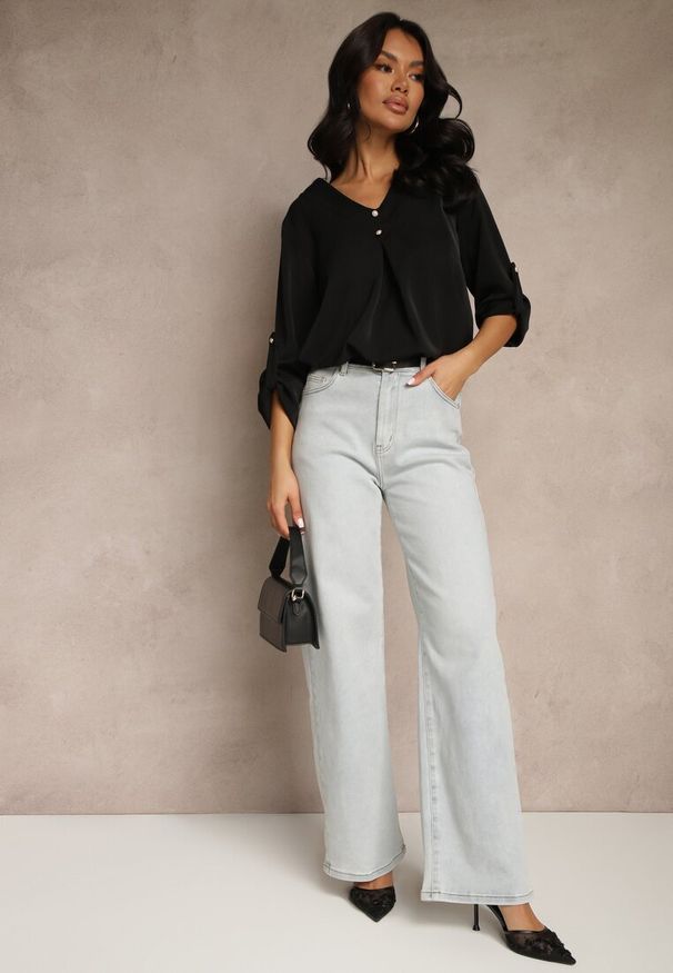 Renee - Czarna Bluzka Trapezowa z Dekoltem w Kształcie Litery V i Podpinanymi Rękawami Morlimi. Okazja: na co dzień, na spotkanie biznesowe. Typ kołnierza: dekolt w kształcie V. Kolor: czarny. Materiał: jeans. Styl: biznesowy, klasyczny, casual, elegancki