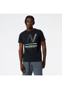 Koszulka New Balance MT11071BKY – czarna. Kolor: czarny. Materiał: poliester, materiał. Długość: długie. Wzór: nadruk. Sport: fitness