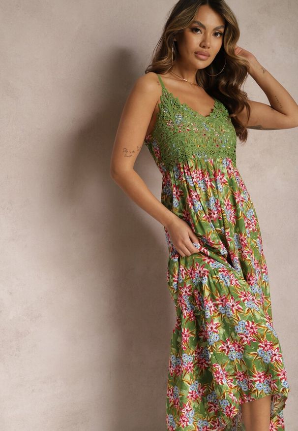 Renee - Ciemnozielona Rozkloszowana Sukienka Maxi z Wiskozy w Kwiatowy Print na Ramiączkach Roisintia. Kolor: zielony. Materiał: wiskoza. Długość rękawa: na ramiączkach. Wzór: kwiaty, nadruk. Długość: maxi