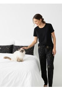 Sinsay - Spodnie piżamowe z szeroką nogawką i motywem kotów i gwiazd - czarny. Kolor: czarny #1