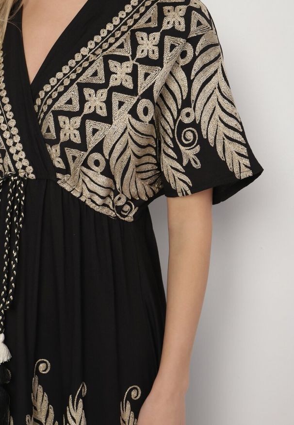 Born2be - Czarna Kopertowa Sukienka z Wiskozy Zdobiona Frędzlami i Metalicznym Haftem Redeirae. Okazja: na co dzień, na spacer. Typ kołnierza: dekolt w serek. Kolor: czarny. Materiał: wiskoza. Wzór: aplikacja, haft. Typ sukienki: kopertowe. Styl: klasyczny, casual