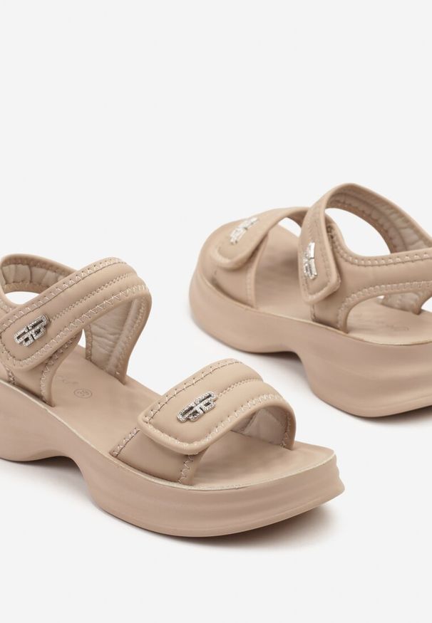 Born2be - Beżowe Sandały na Grubej Tłoczonej Podeszwie z Metalicznymi Ozdobami Odivessa. Okazja: na co dzień. Zapięcie: rzepy. Kolor: beżowy. Wzór: aplikacja. Sezon: wiosna, lato. Styl: casual, klasyczny