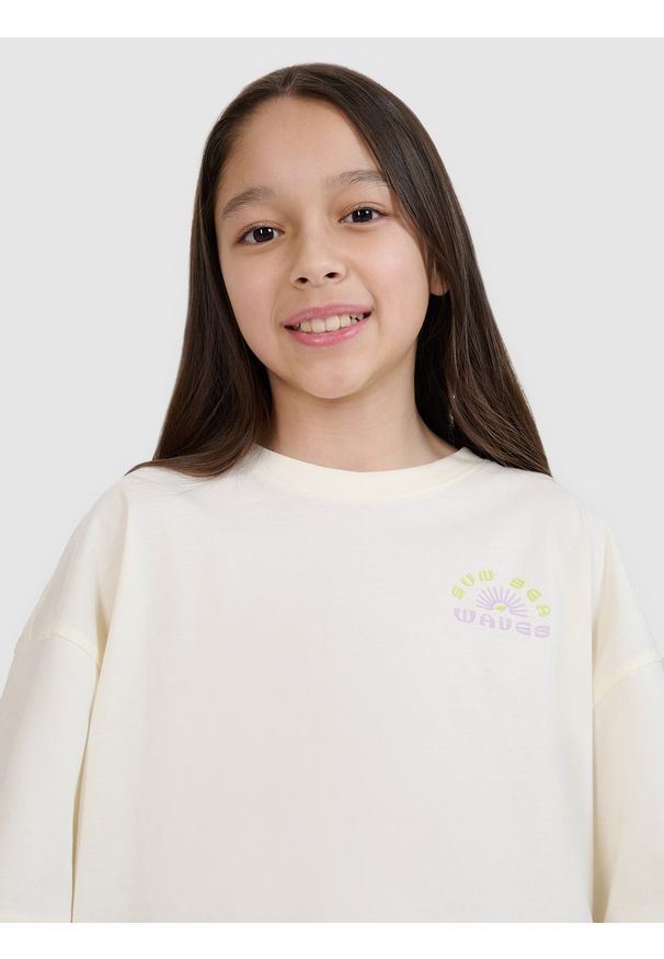 4f - 4F T-shirt oversize crop top z nadrukiem dziewczęcy - biały 146 (10-11 lat). Okazja: na co dzień. Kolor: biały. Materiał: bawełna, materiał, jersey. Długość rękawa: krótki rękaw. Długość: krótkie. Wzór: nadruk. Sezon: lato. Styl: wakacyjny, młodzieżowy, sportowy, casual