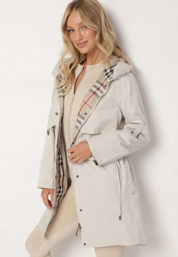 Born2be - Beżowa Kurtka Parka z Kapturem ze Wzorem w Kratę i Podpinanymi Rękawami Gavaria. Okazja: na co dzień, na spotkanie biznesowe. Typ kołnierza: kaptur. Kolor: beżowy. Materiał: jeans. Styl: klasyczny, casual, elegancki, biznesowy