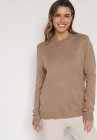 Born2be - Ciemnobeżowy Casualowy Sweter z Wełną i Bawełną Nedalla. Okazja: na co dzień. Kolor: beżowy. Materiał: wełna, bawełna. Długość rękawa: długi rękaw. Długość: długie. Styl: casual #4