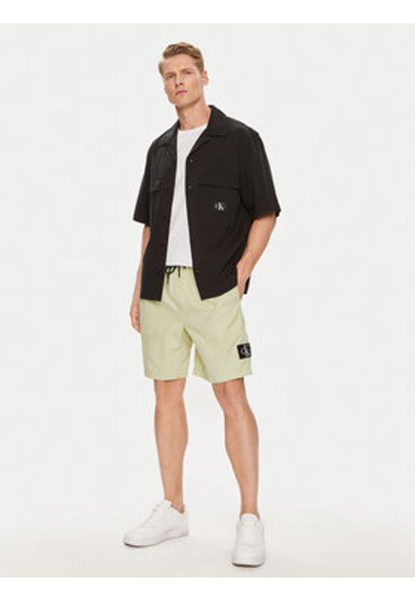 Calvin Klein Jeans Szorty materiałowe J30J325475 Zielony Regular Fit. Kolor: zielony. Materiał: bawełna