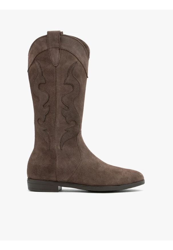 Ryłko - Brązowe kozaki kowbojki z dekoracyjnym haftem. Nosek buta: okrągły. Zapięcie: zamek. Kolor: brązowy. Materiał: welur, skóra. Szerokość cholewki: normalna. Wzór: haft. Obcas: na obcasie. Styl: street