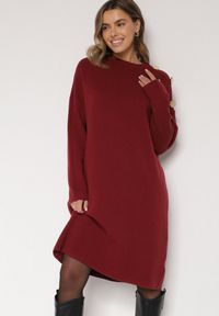 Born2be - Bordowa Sweterkowa Sukienka Pudełkowa Ozdobiona z Boku Guzikami Tustina. Okazja: na co dzień. Kolor: czerwony. Materiał: jeans. Wzór: aplikacja. Typ sukienki: proste. Styl: casual, elegancki #1