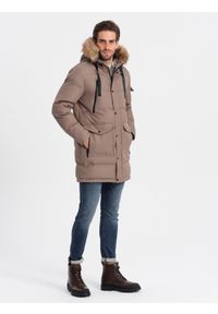 Ombre Clothing - Kurtka męska parka zimowa - jasnobrązowa V6 OM-JALJ-0132 - M. Kolor: brązowy. Materiał: poliester, futro. Długość: długie. Wzór: aplikacja. Sezon: zima #4