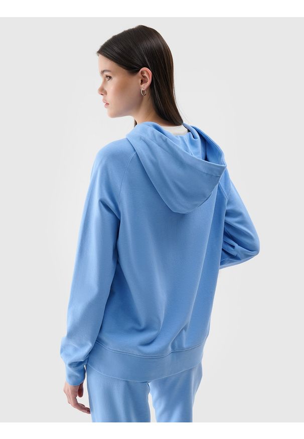 4f - 4F Bluza dresowa rozpinana z kapturem damska - niebieska XXL. Okazja: na co dzień. Typ kołnierza: kaptur. Kolor: niebieski. Materiał: dresówka. Długość rękawa: raglanowy rękaw. Wzór: gładki, ze splotem. Styl: casual, sportowy