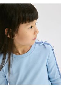 Reserved - Bawełniana koszulka z lampasami - jasnoniebieski. Kolor: niebieski. Materiał: bawełna