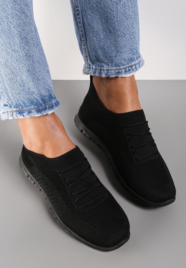 Renee - Czarne Buty Sportowe Phalithoe. Zapięcie: bez zapięcia. Kolor: czarny. Materiał: materiał. Szerokość cholewki: normalna. Wzór: aplikacja