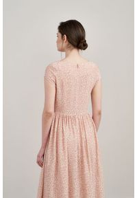 Marie Zélie - Sukienka Antea Vacanza pudroworóżowa. Materiał: wiskoza, materiał. Długość rękawa: krótki rękaw. Typ sukienki: asymetryczne #3