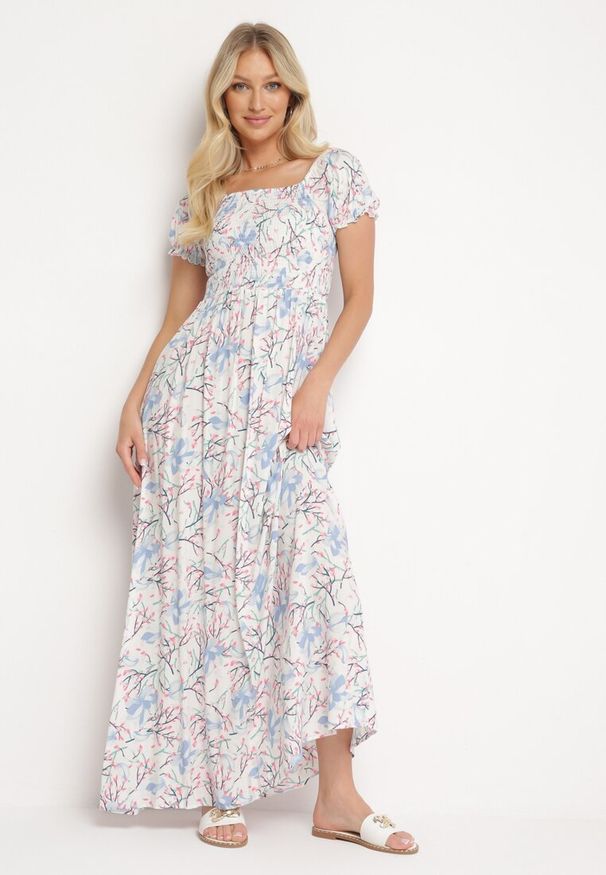 Born2be - Biało-Niebieska Rozkloszowana Sukienka w Kwiaty z Marszczonym Dekoltem Disteria. Okazja: na co dzień. Kolor: biały. Materiał: jeans. Wzór: kwiaty. Sezon: lato, wiosna. Styl: elegancki, vintage, casual