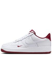 Buty męskie Nike Air Force 1 '07 LV8 HM9483-100 - białe. Zapięcie: sznurówki. Kolor: biały. Materiał: skóra. Szerokość cholewki: normalna. Sezon: lato. Model: Nike Air Force
