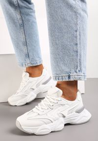 Renee - Białe Sneakersy Ozdobione Tłoczeniami i Naszywkami Fenixa. Kolor: biały. Wzór: aplikacja #3