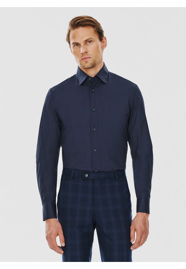 Pako Lorente - PAKO LORENTE – Granatowa koszula męska długi rękaw. Okazja: na co dzień. Kolor: niebieski, czerwony, oliwkowy, zielony. Materiał: bawełna, elastan. Długość rękawa: długi rękaw. Długość: długie. Wzór: gładki. Styl: casual