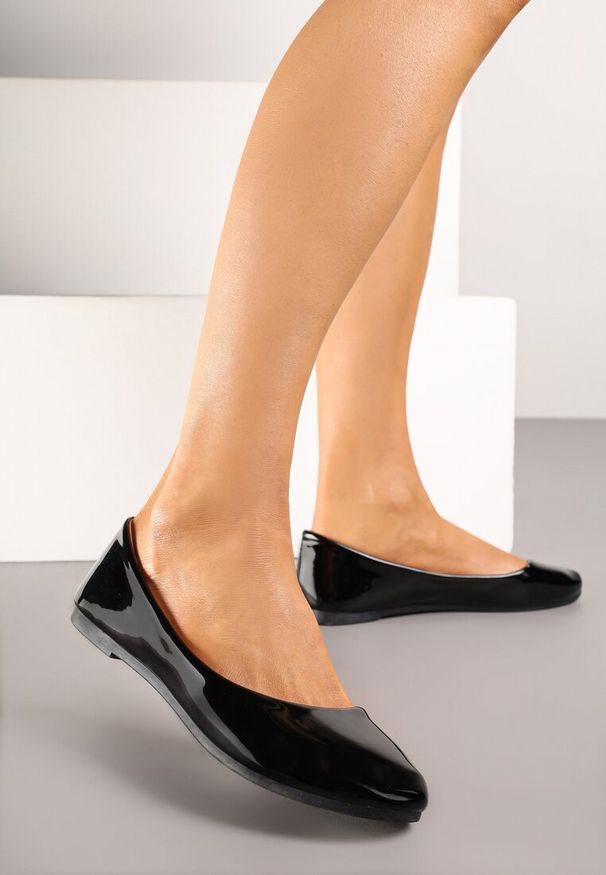 Born2be - Czarne Balerinki Phalymes. Nosek buta: okrągły. Kolor: czarny. Materiał: lakier. Szerokość cholewki: normalna. Wzór: kwiaty, gładki. Styl: elegancki, klasyczny