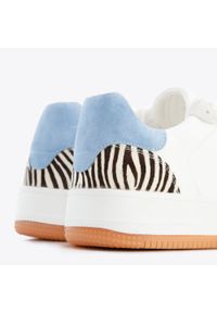 Wittchen - Damskie sneakersy skórzane ze wstawką z motywem zwierzęcym biało-niebieskie. Nosek buta: okrągły. Kolor: niebieski, biały, wielokolorowy. Materiał: skóra. Wzór: motyw zwierzęcy. Obcas: na platformie. Sport: turystyka piesza #5