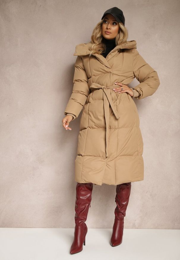 Renee - Ciemnobeżowa Długa Kurtka z Pikowanymi Przeszyciami Kapturem i Wiązanym Paskiem Zalirra. Okazja: na co dzień. Kolor: beżowy. Materiał: dzianina, jeans. Długość: długie. Styl: casual, elegancki